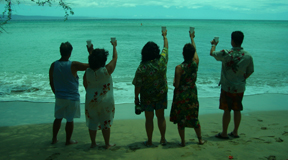 A family honors a loved one by scattering ashes in Hawaii